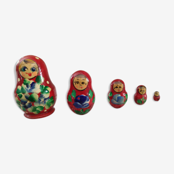 5 poupées russes rouges