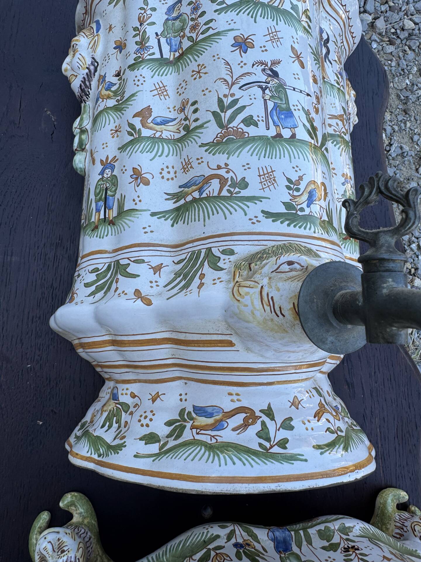 Wall fountain and its basin in Moustiers earthenware, handmade decoration.