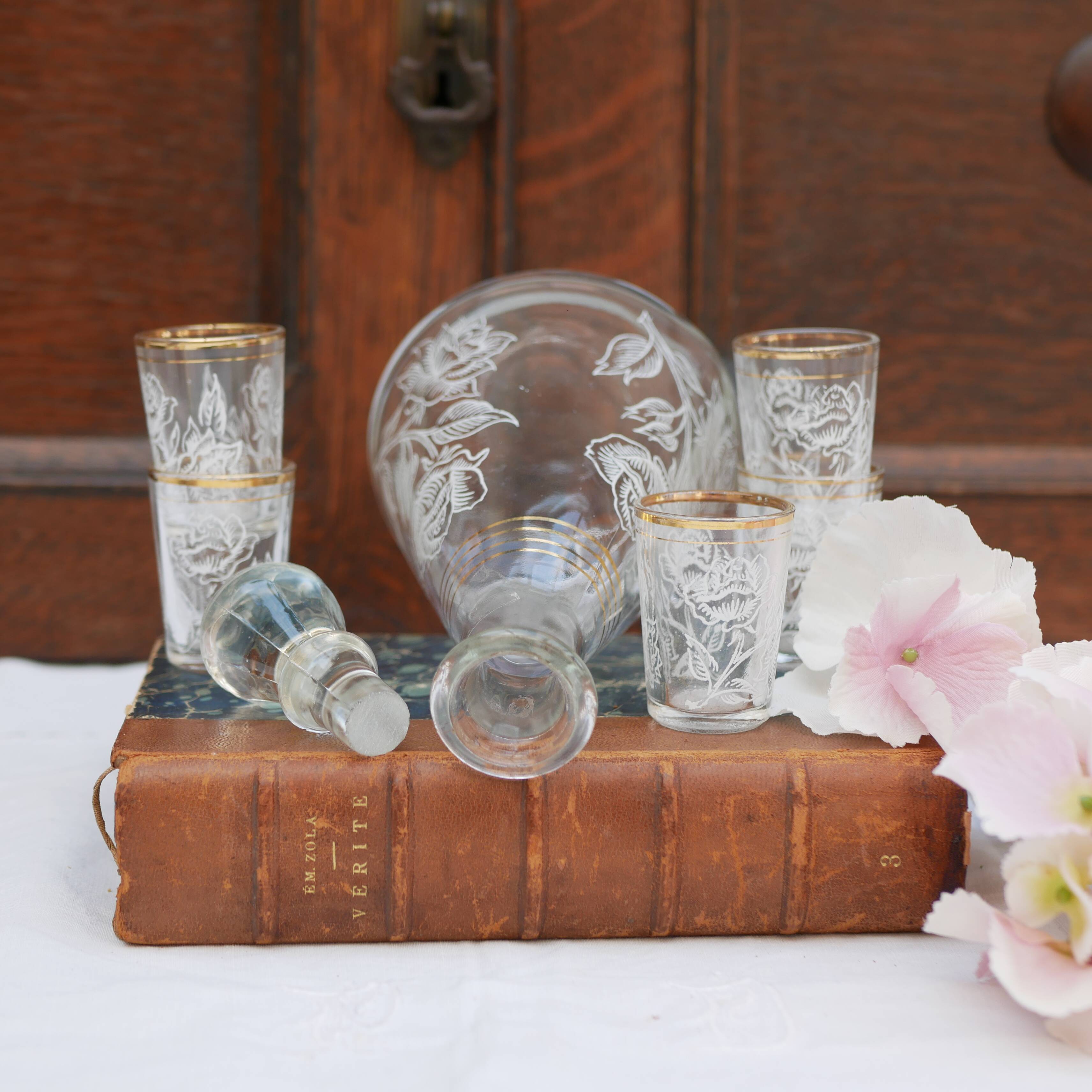Carafe à liqueur française des années 1950 et cinq verres