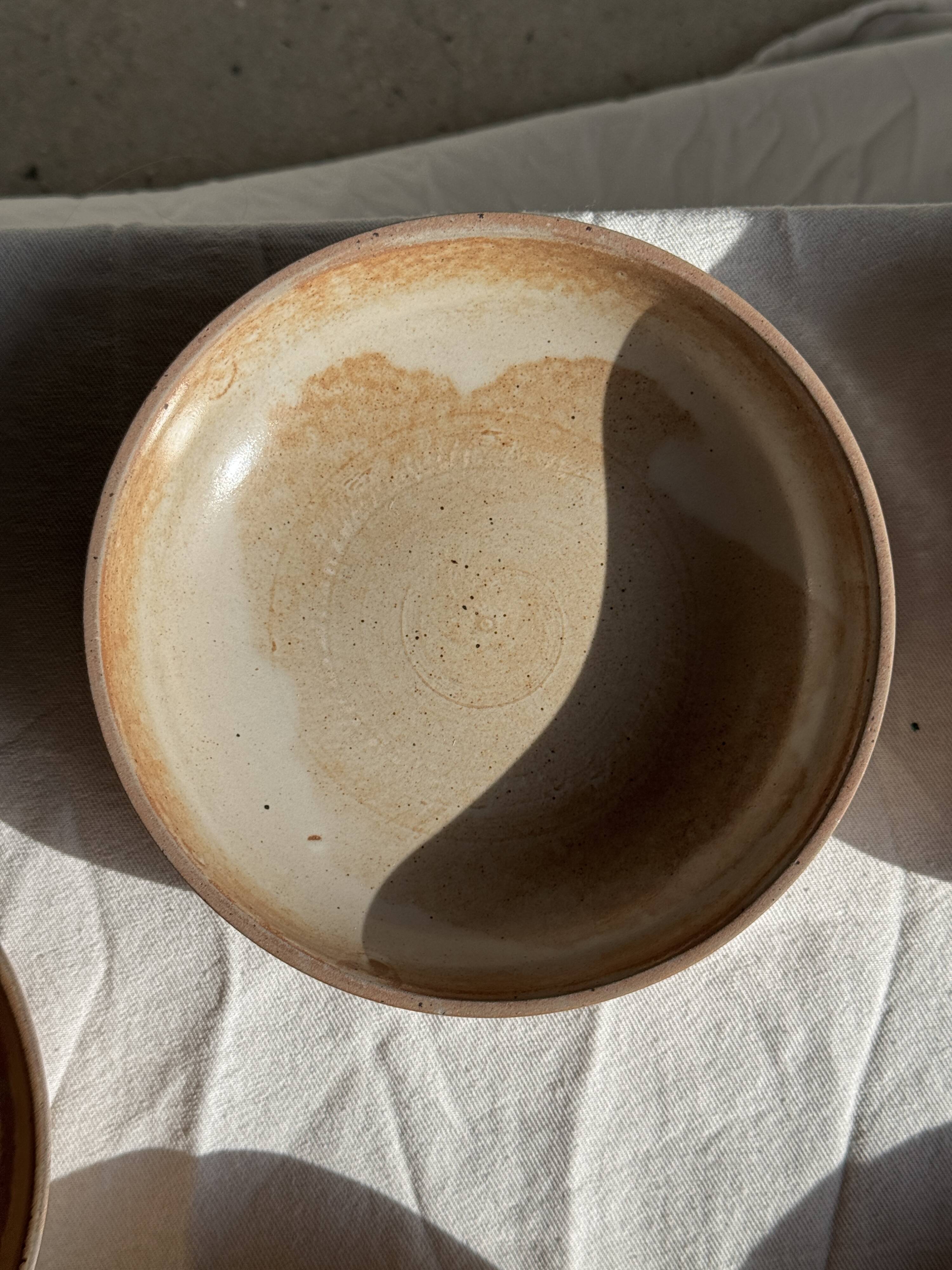 11 assiettes creuses artisanales vintage en grès mat