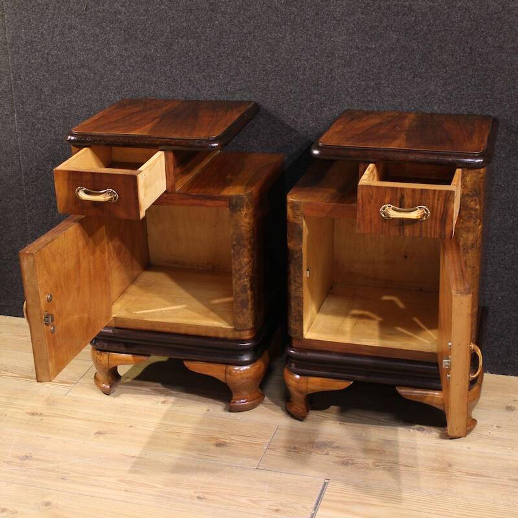 Paire de tables de chevet italiennes, 20e siècle
