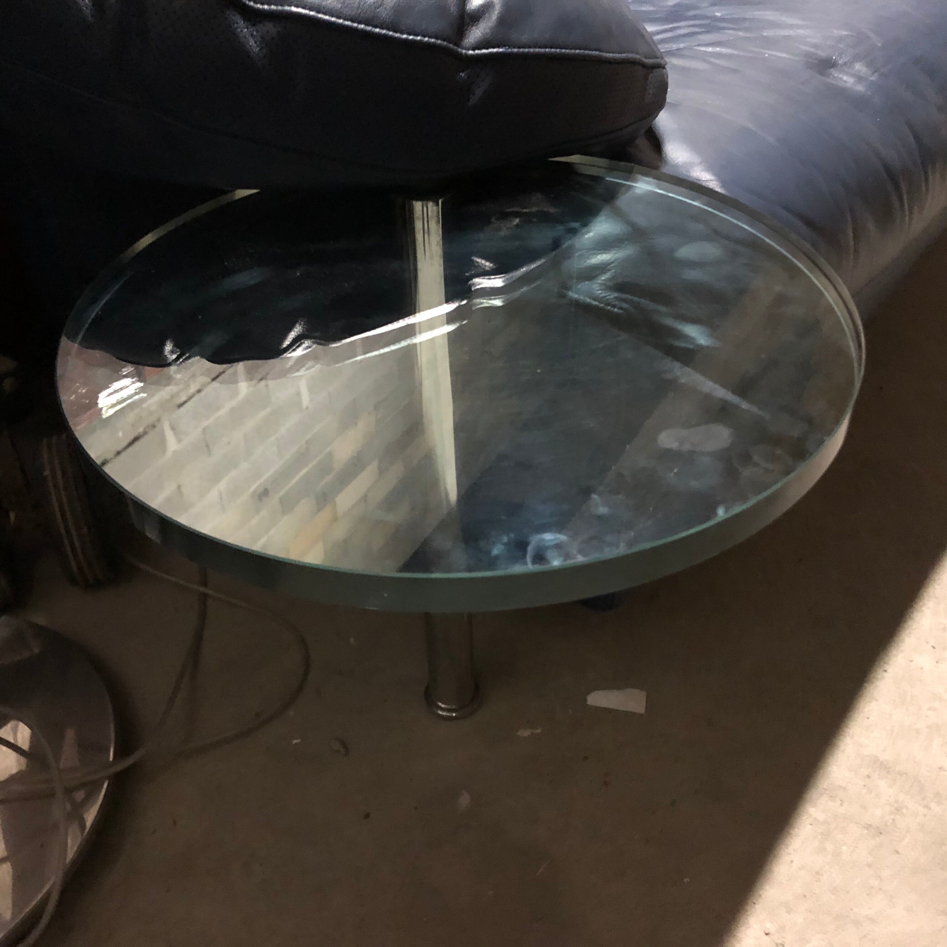 Paolo Piva's Italian leather sofa with rotating round glass shelves, 1980