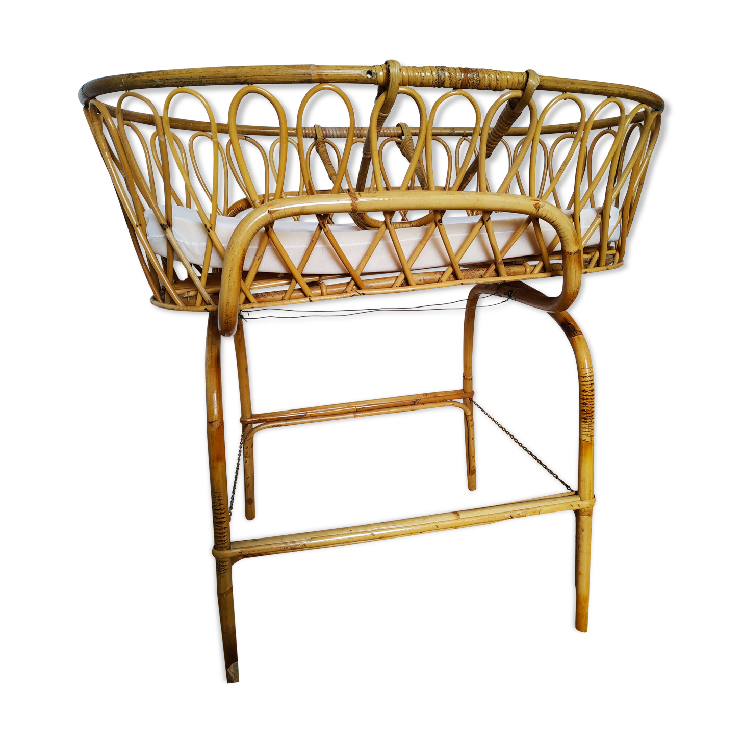Rattan bassinet