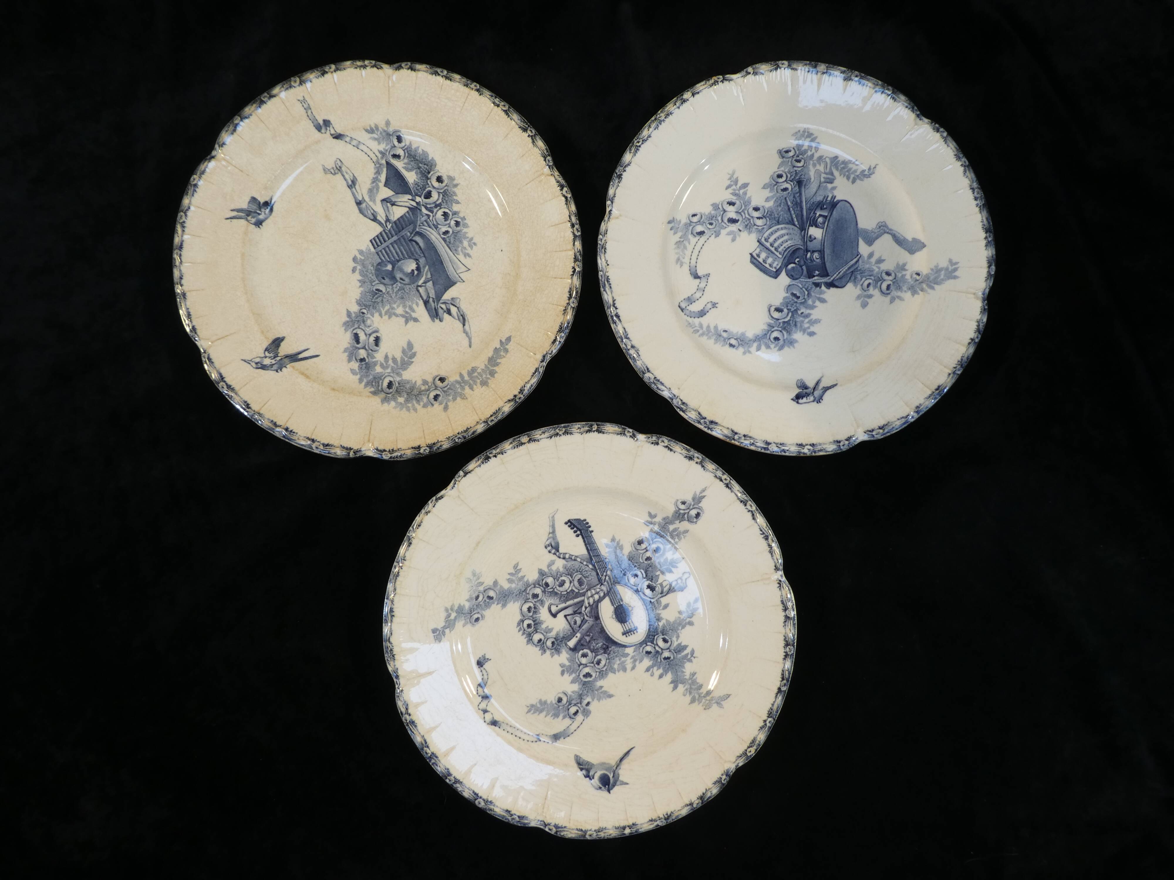 3 assiettes plates en faience e.bourgeois Paris