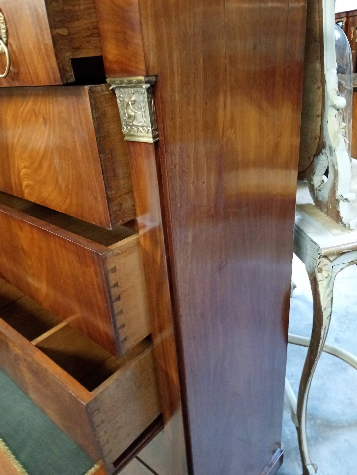 Mahogany chest of drawers – Empire / Restoration period – Black marble and bronze