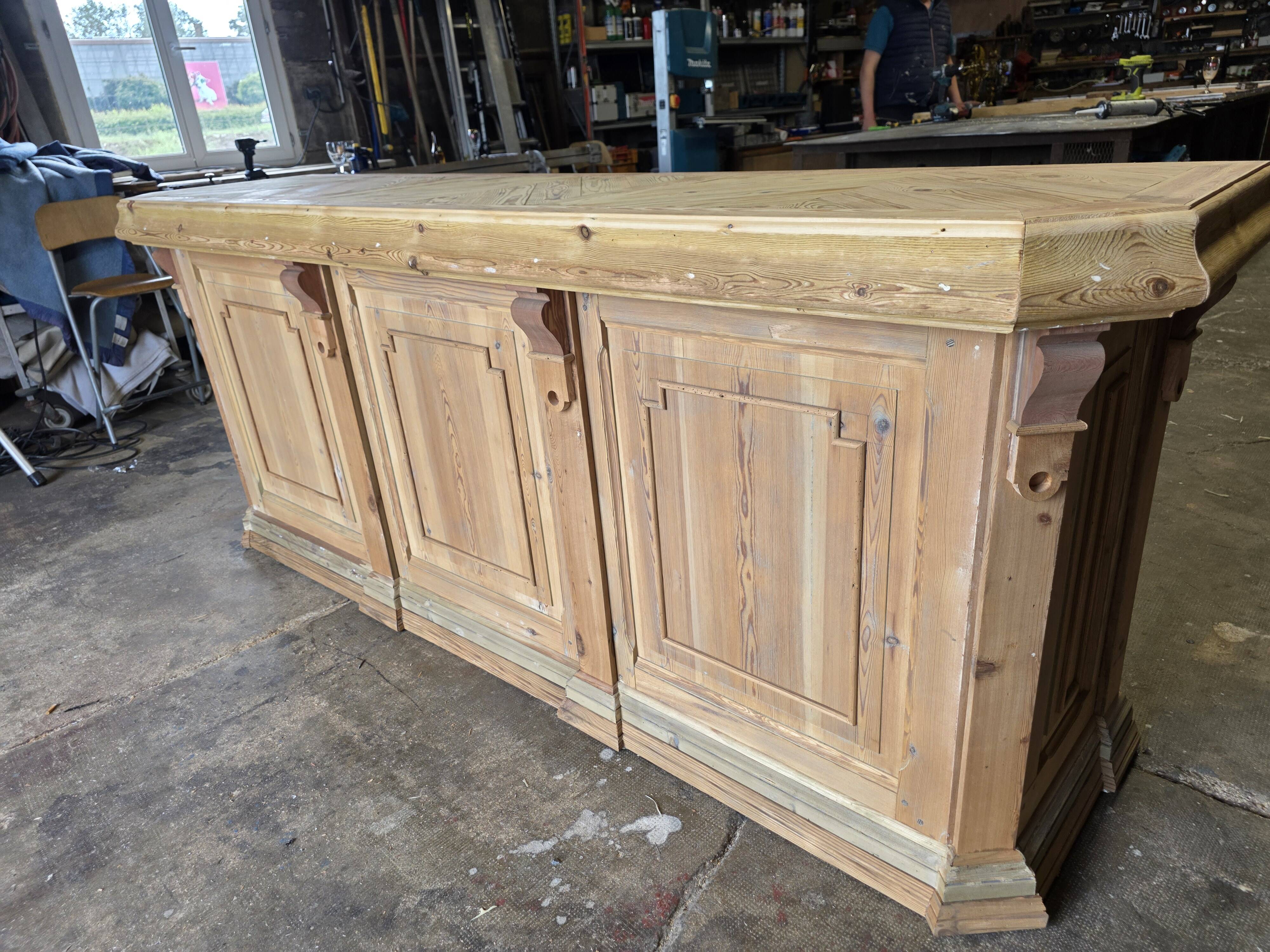 Bistro counter with a Hungarian point design.