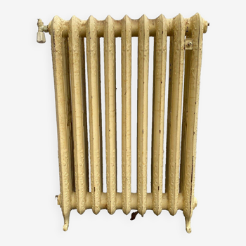 Old radiator on feet with nine flowered blades in cast iron 20th century