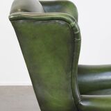 Fauteuil à oreilles Chesterfield anglais en cuir de vache vert avec une assise confortable