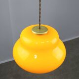 Lampe à suspension italienne du milieu du siècle en verre jaune et laiton