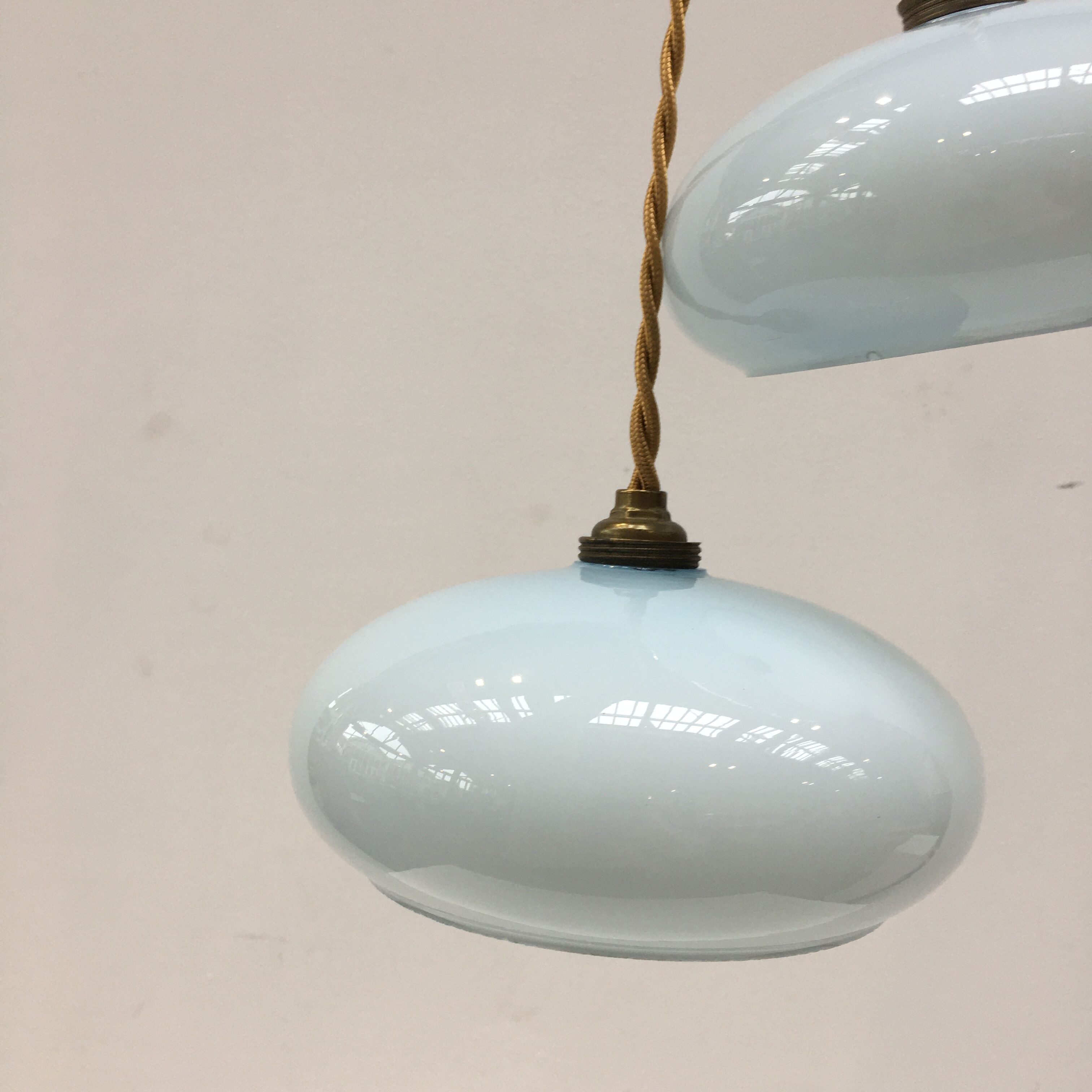 Paire de suspensions vintage en opaline bleu pale