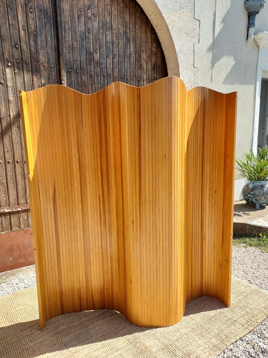 Articulated wooden screen