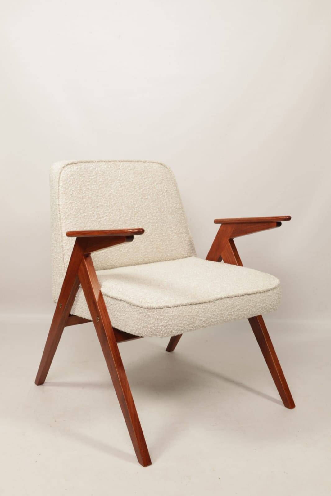Fauteuil Bouclè de J. Chierowski, 1960 Pologne, Fauteuil en bois Design scandinave