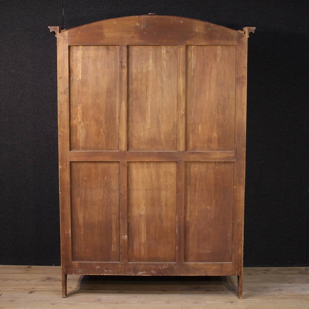 Petite armoire piémontaise laquée, dorée et peinte du 20e siècle.