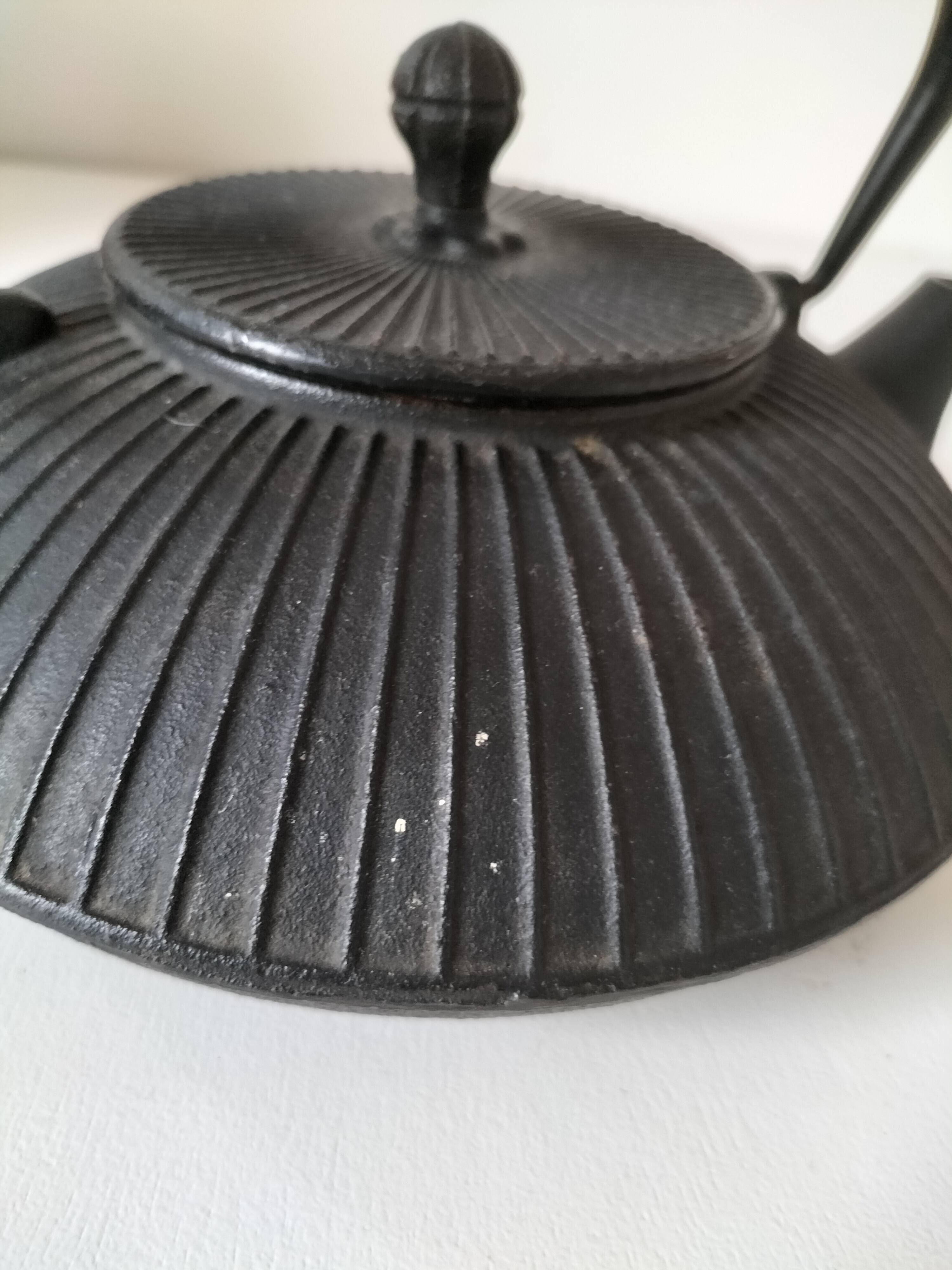 Black grooved cast iron teapot – Japanese Zen style