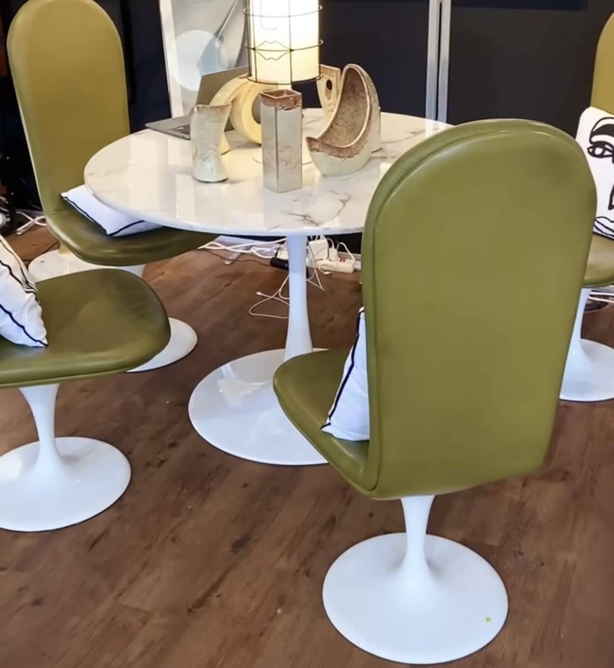 Tulip dining table in marble and lacquered steel 110cm. Seventies design