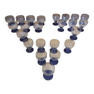 23 verres à pied vintage en verre transparent et pied bleu cobalt