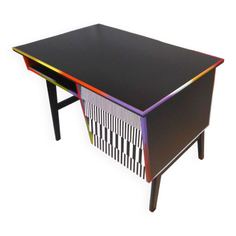 Multicolored desk with 4 drawers