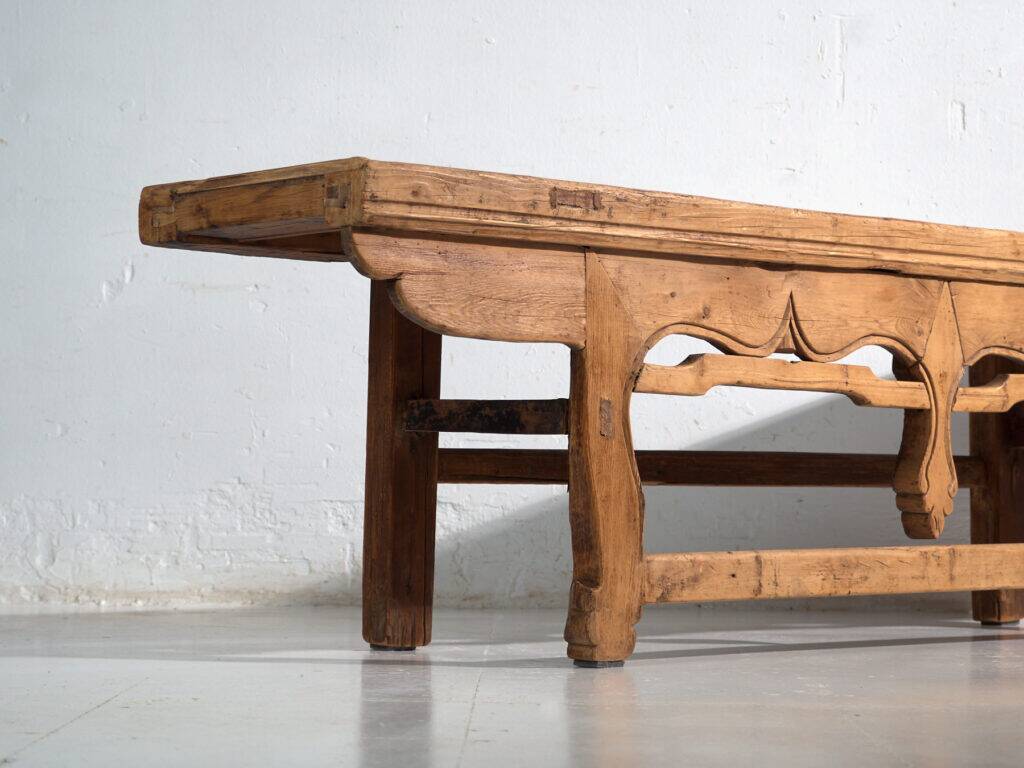 Table basse de grand format en cèdre à ceinture sculptée – Chine, vers 1920