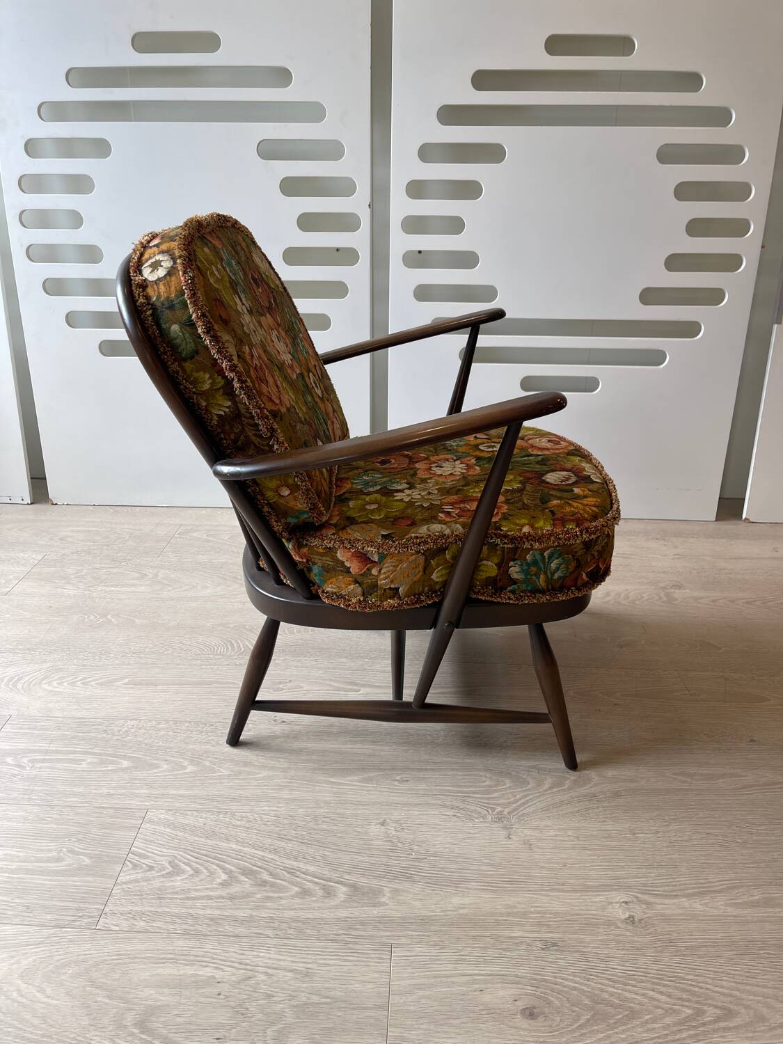 Ercol lounge, Windsor model, 1 two-seater sofa and 2 armchairs.
