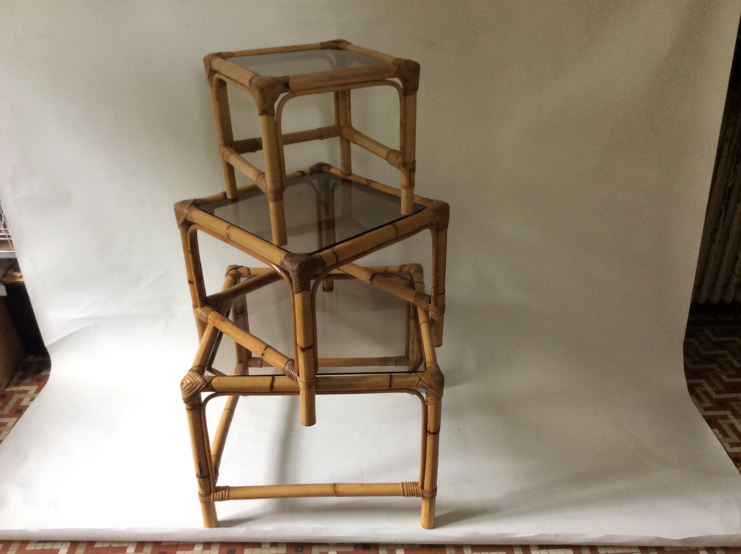 Trio de tables basses en rotin vintage