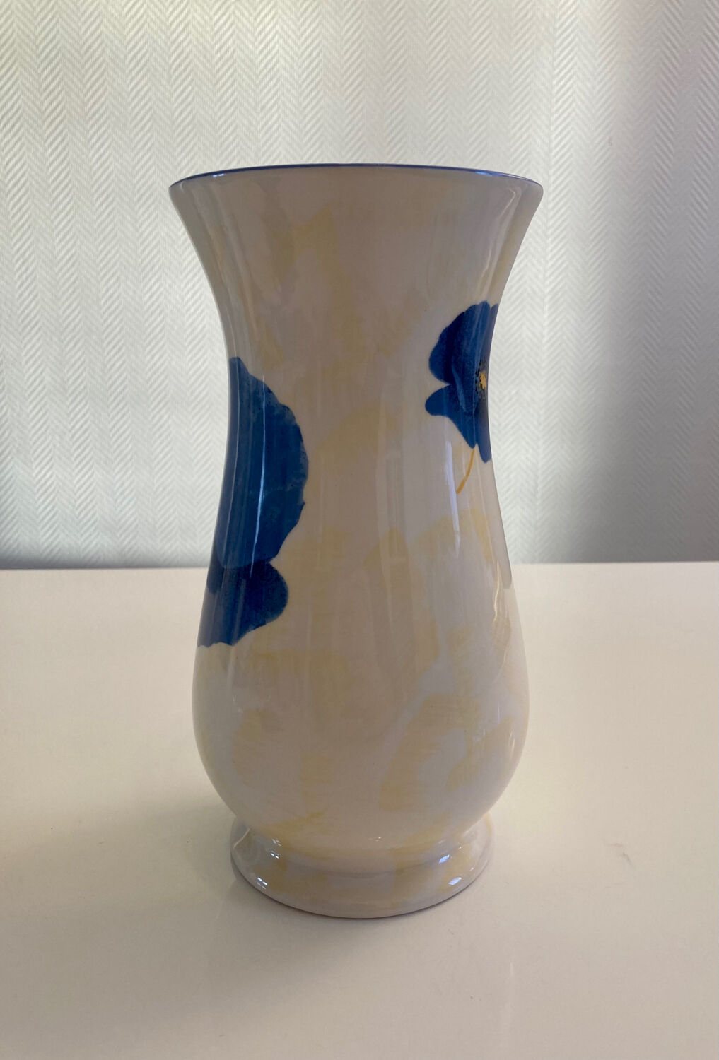 Lunéville earthenware vase from the "Blue Anemone" collection.