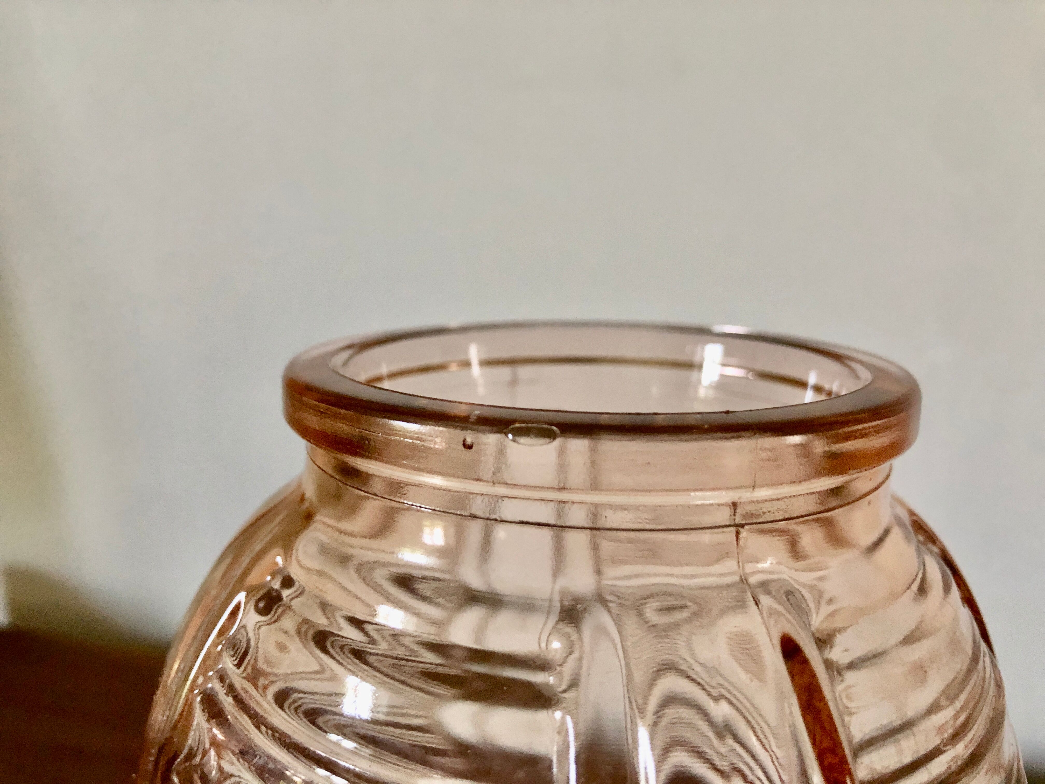 Vase en verre rose art déco