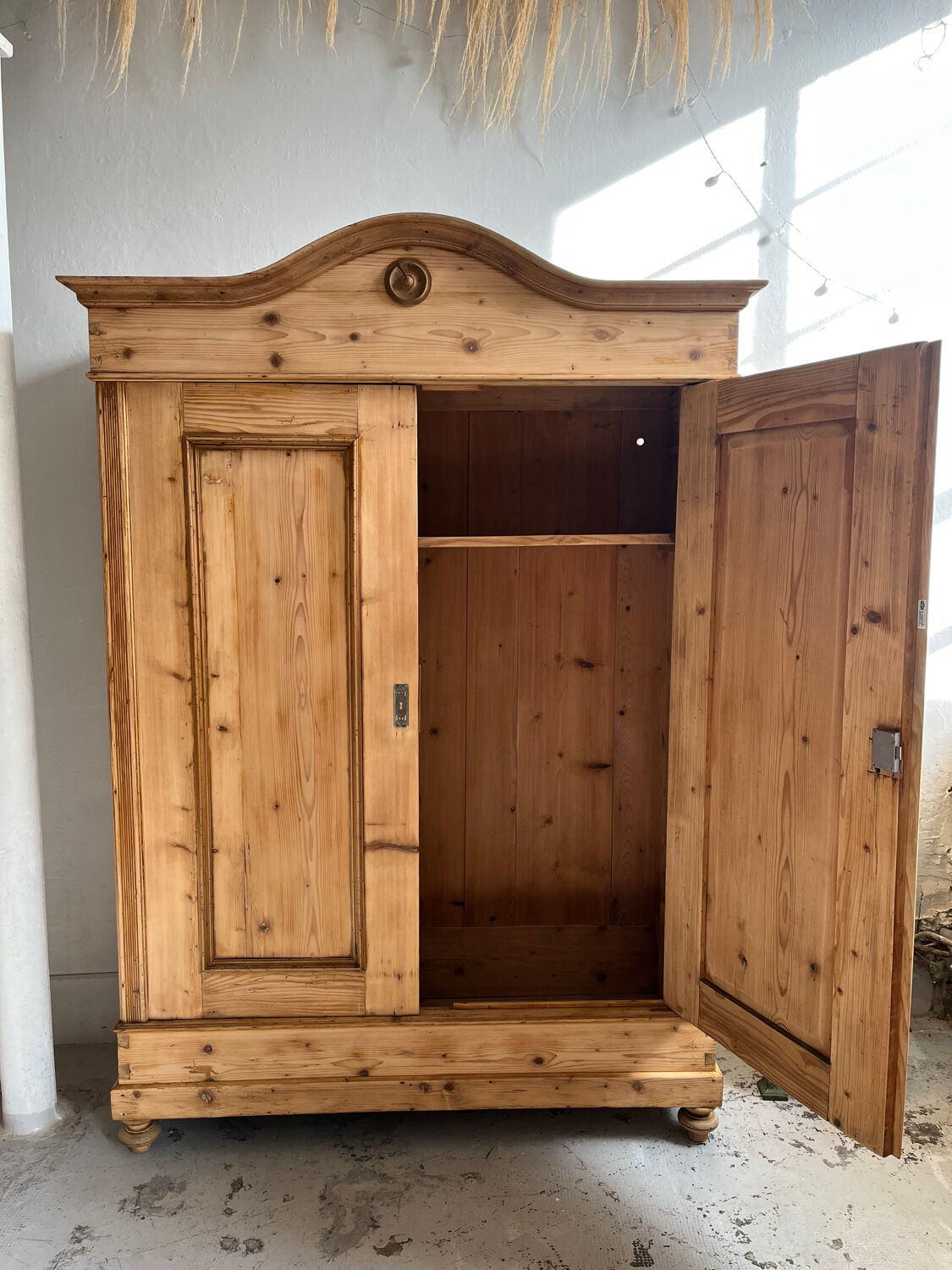 Hat cabinet with 2 doors