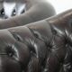 Ensemble de deux luxueux fauteuils club Chesterfield en cuir de vachette noir.