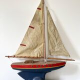 Voilier de bassin "modèle 501" navigable en bois, jouet ancien de la fameuse marque française Tirot