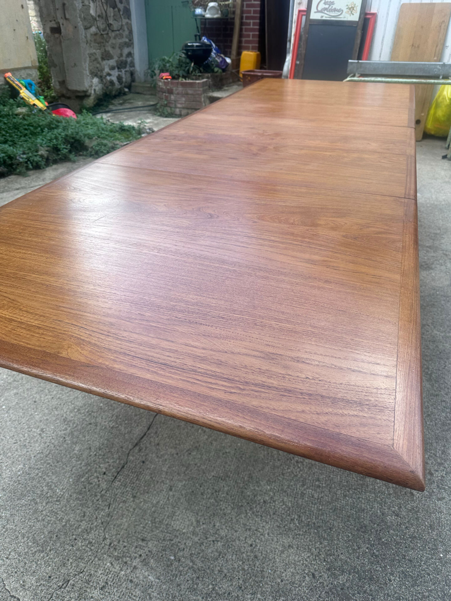 Table scandinave