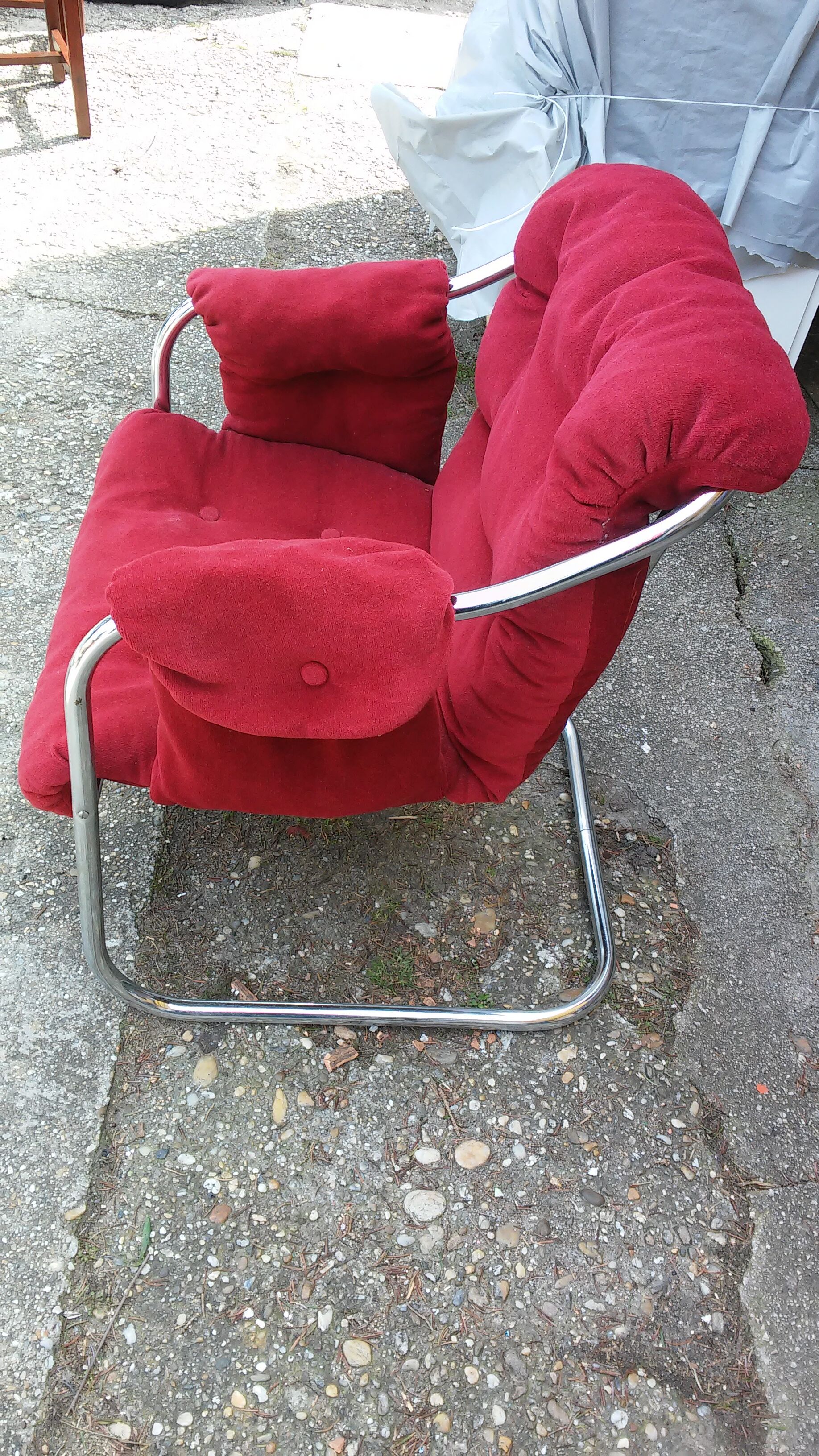 Fauteuil en tissu rouge avec pieds chromés