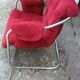 Fauteuil en tissu rouge avec pieds chromés