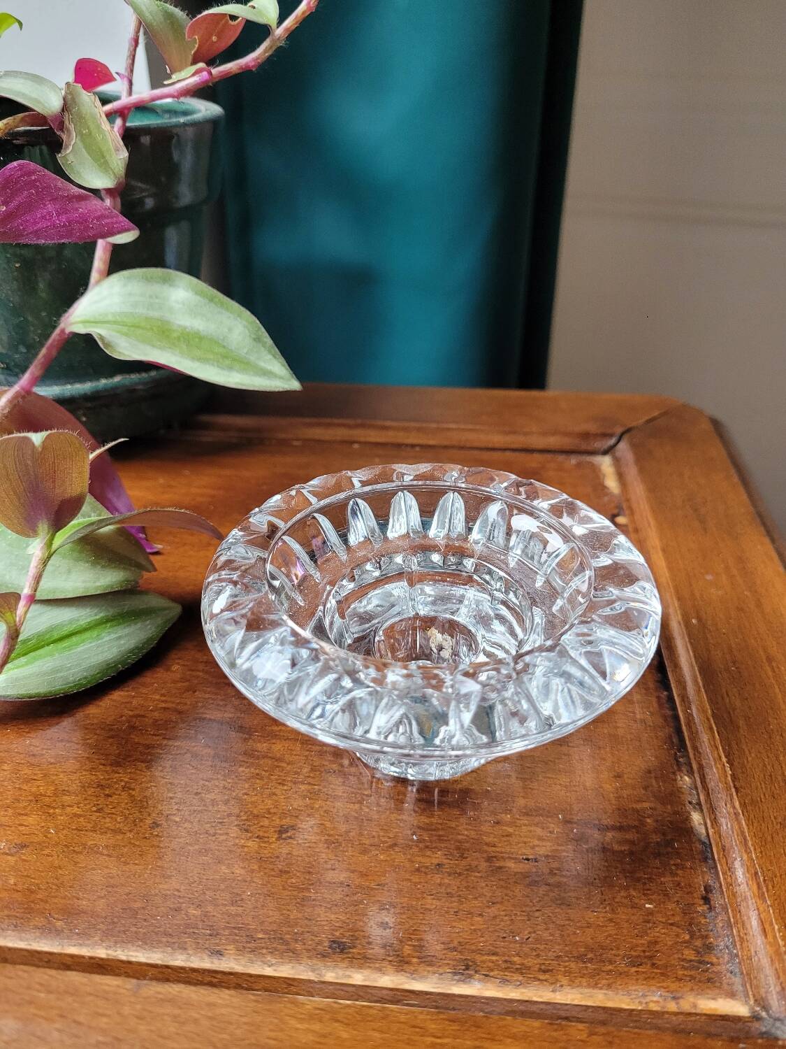 Chiseled round glass candle holder