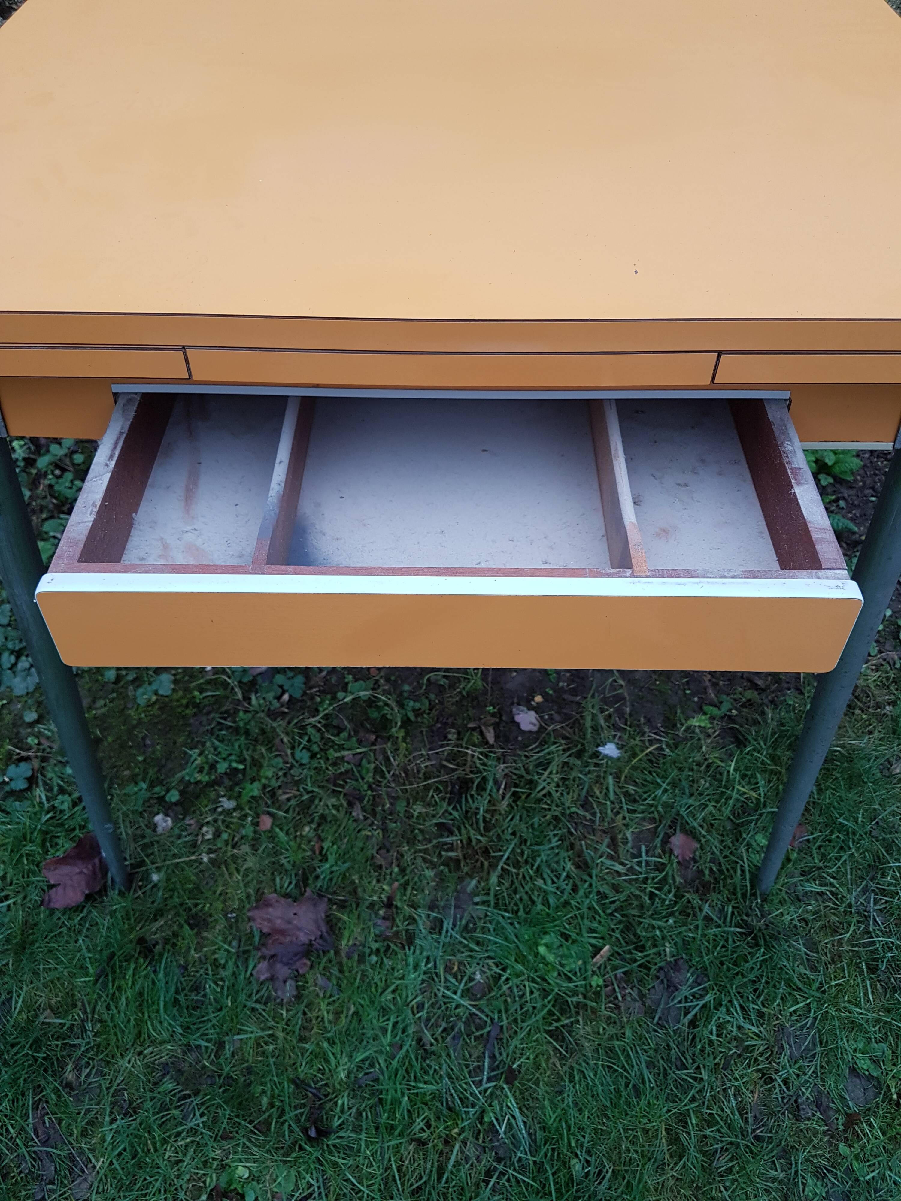 Table orange formica, 2 extensions