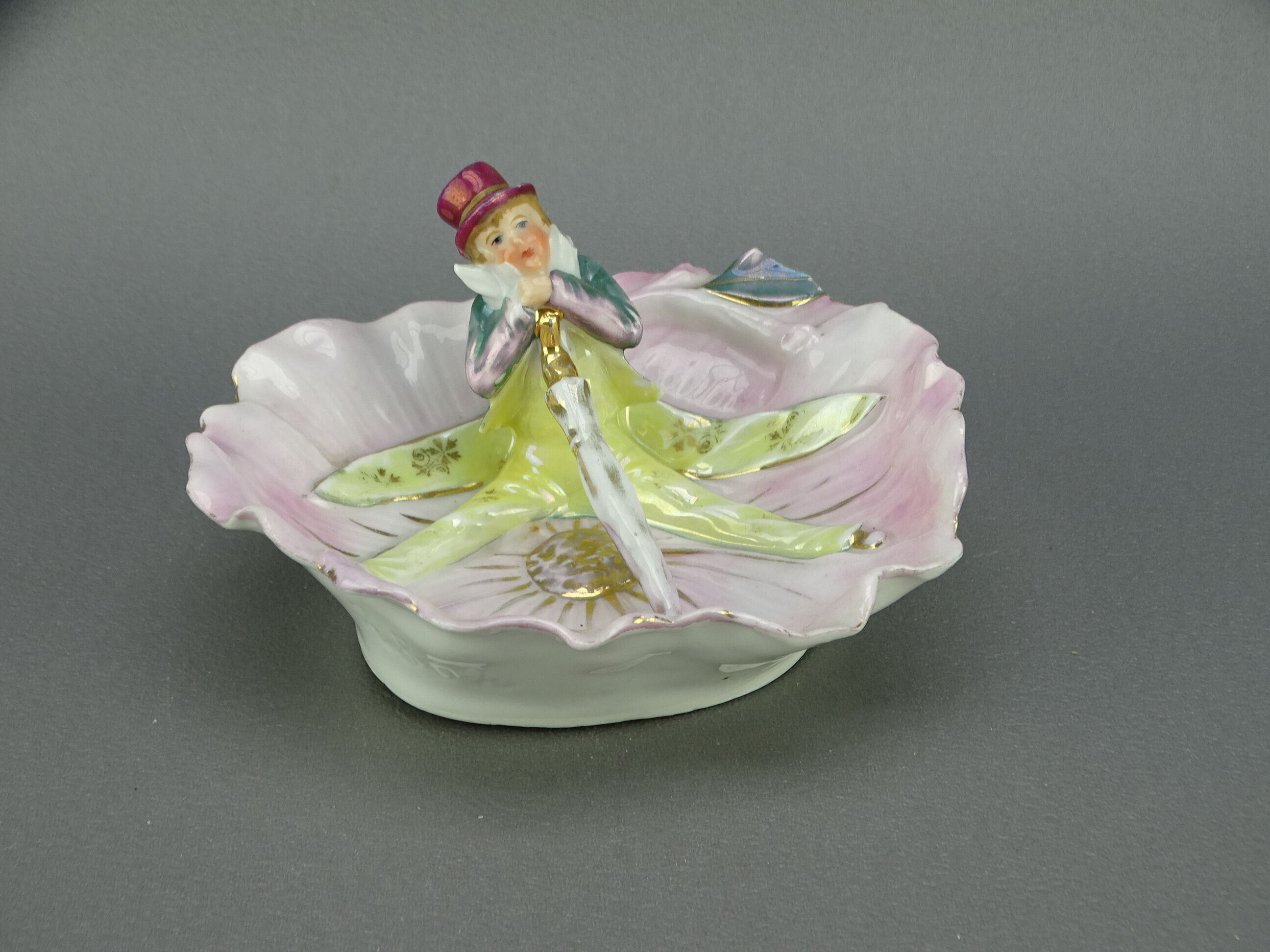 Empty ring pocket in porcelain of Paris