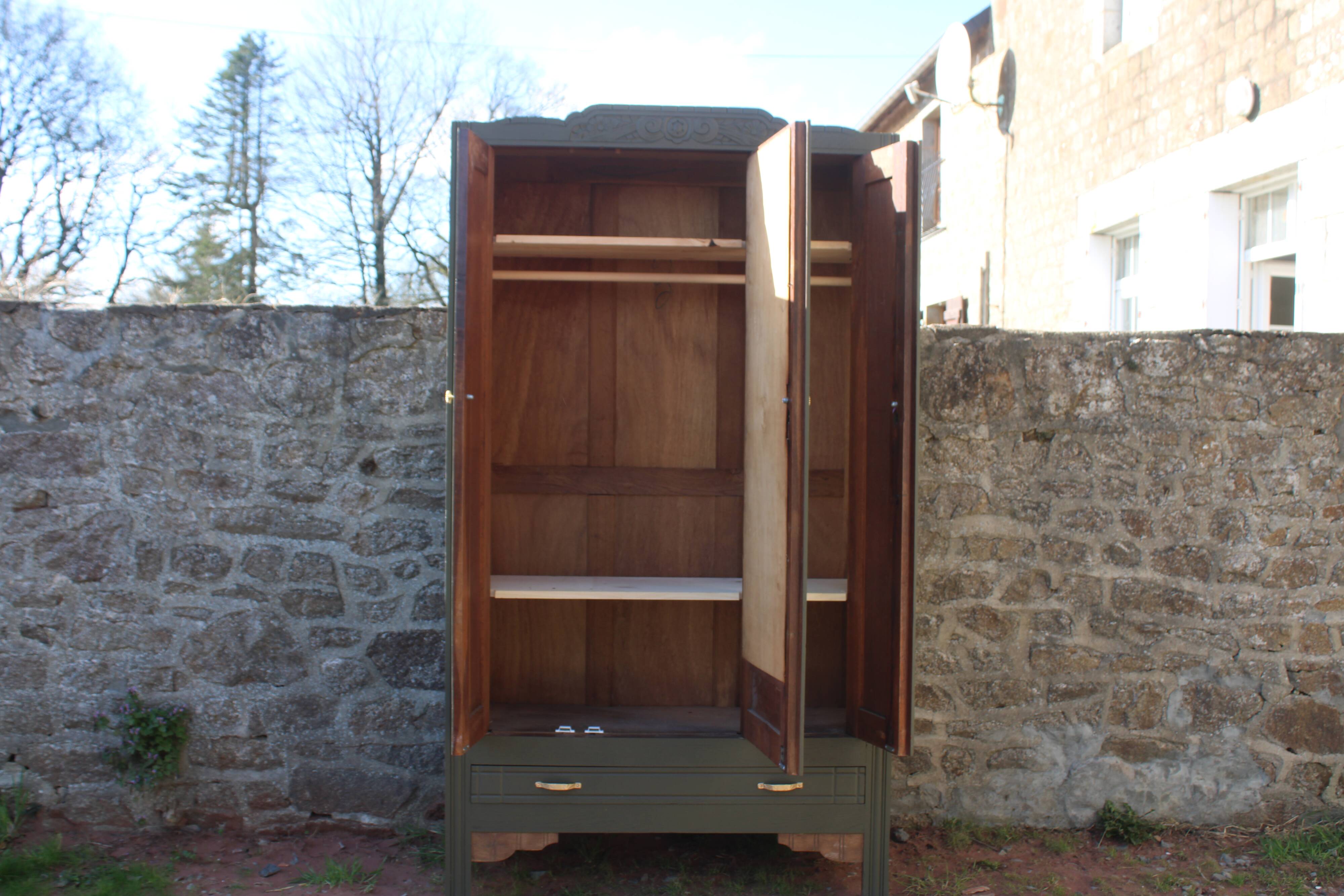 Art Deco wardrobe with three doors – Kaki Barda (Liberon)