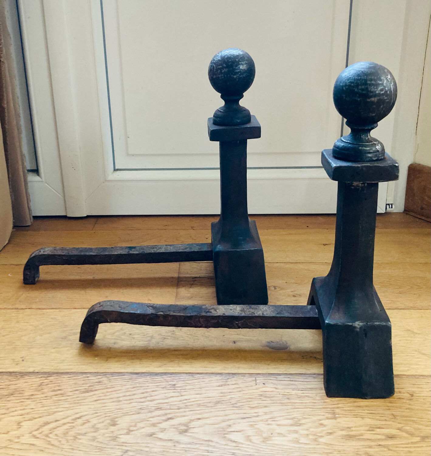 Pair of massive antique-style fire dogs in solid iron from the 20th century.