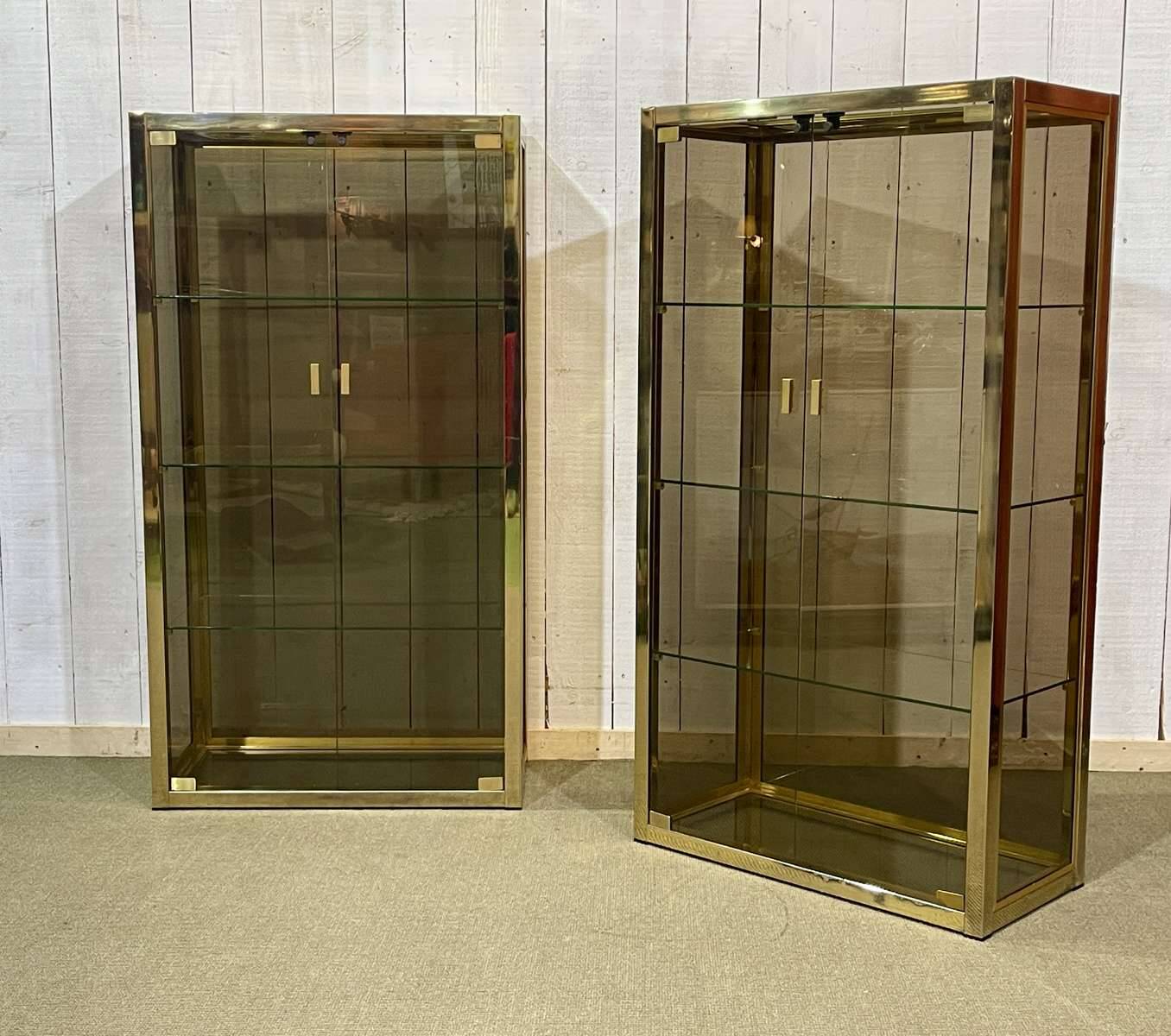 Paire de vitrines d'exposition en chrome doré et verre fumé - années 80