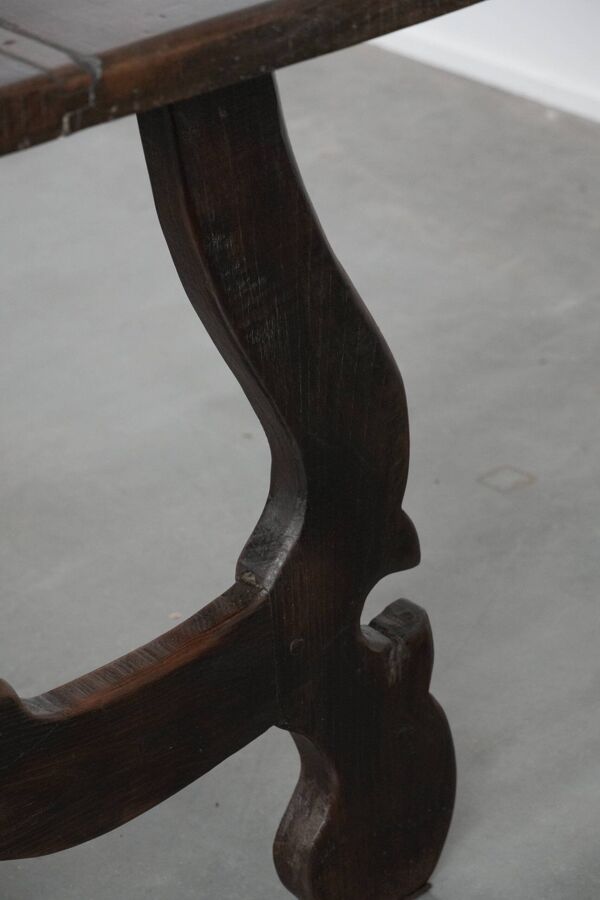 Table espagnole antique du début du XVIIIe siècle avec un pied en fonte.
