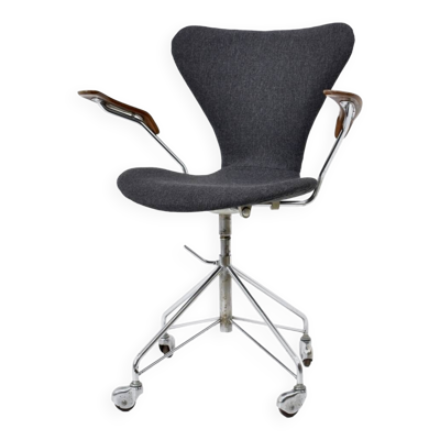 Fauteuil Série 7 Modèle 3217 Pied Eiffel D’ Arne Jacobsen Par Fritz Hansen, Édition Originale