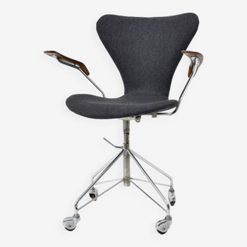 Series 7 Armchair Model 3217 Eiffel Foot By Arne Jacobsen By Fritz Hansen, Original Edition