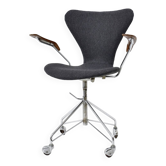 Fauteuil Série 7 Modèle 3217 Pied Eiffel D’ Arne Jacobsen Par Fritz Hansen, Édition Originale