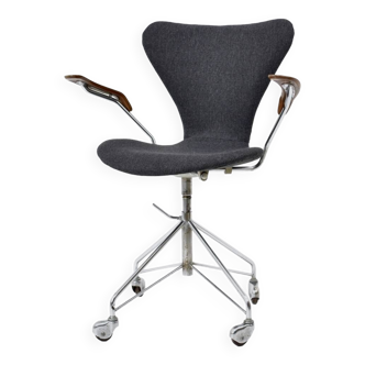 Series 7 Armchair Model 3217 Eiffel Foot By Arne Jacobsen By Fritz Hansen, Original Edition