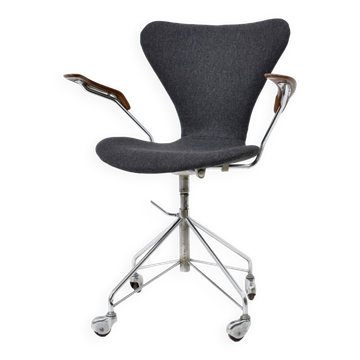 Series 7 Armchair Model 3217 Eiffel Foot By Arne Jacobsen By Fritz Hansen, Original Edition