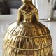 Ancienne cloche de table/ou Décoration en bronze à patine Dorée. Femme victorienne en robe crinoline
