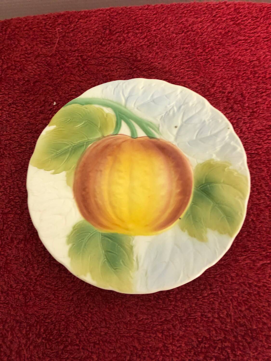 Assiette à dessert en barbotine