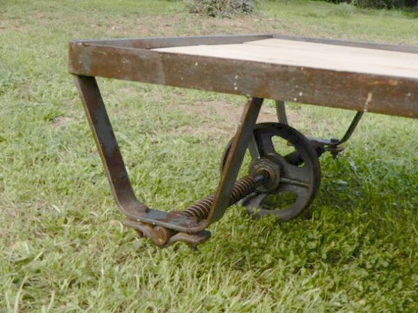 Table basse industrielle vintage chariot de marbrier ancien
