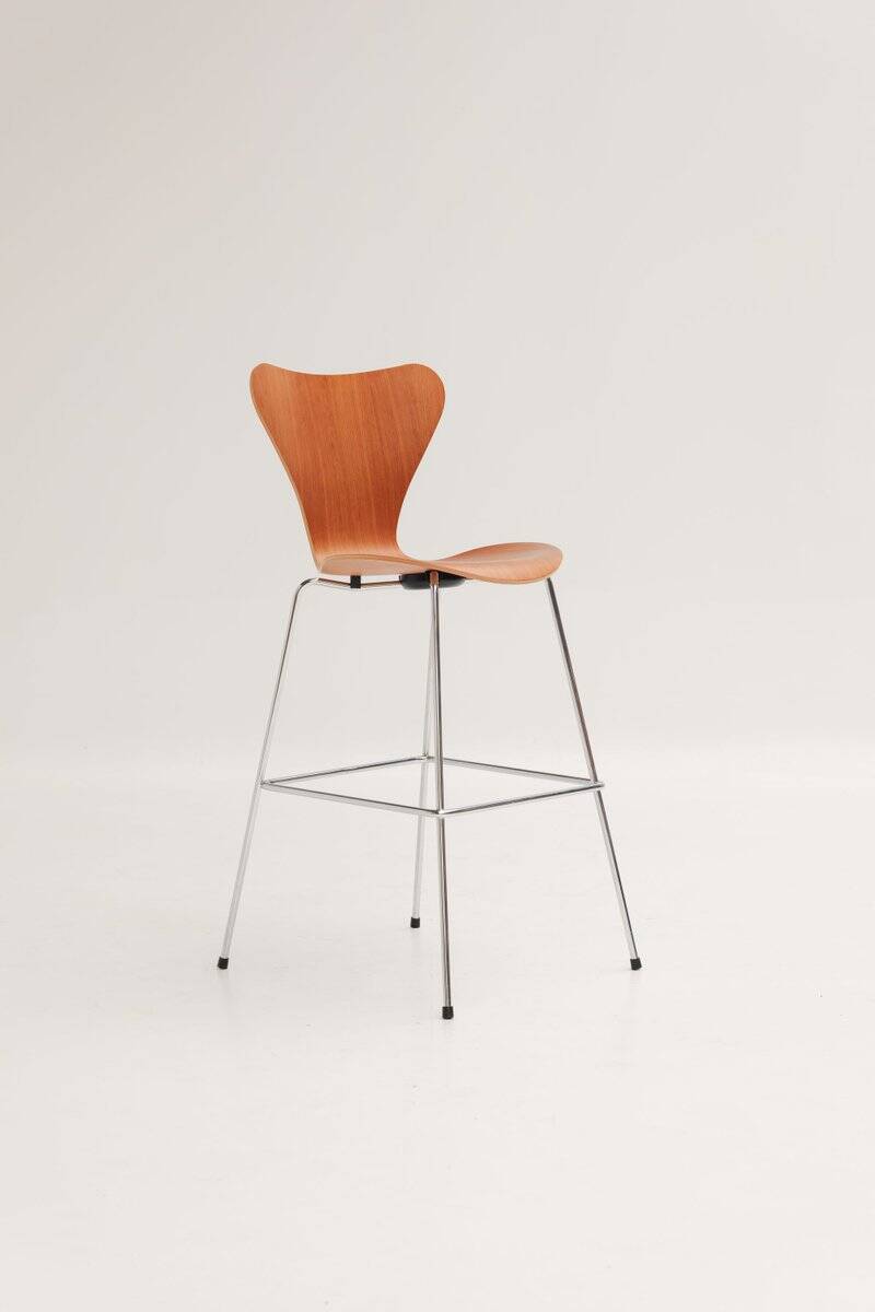 Bar stool Series 7 3187 in wood by Arne Jacobsen for Fritz Hansen