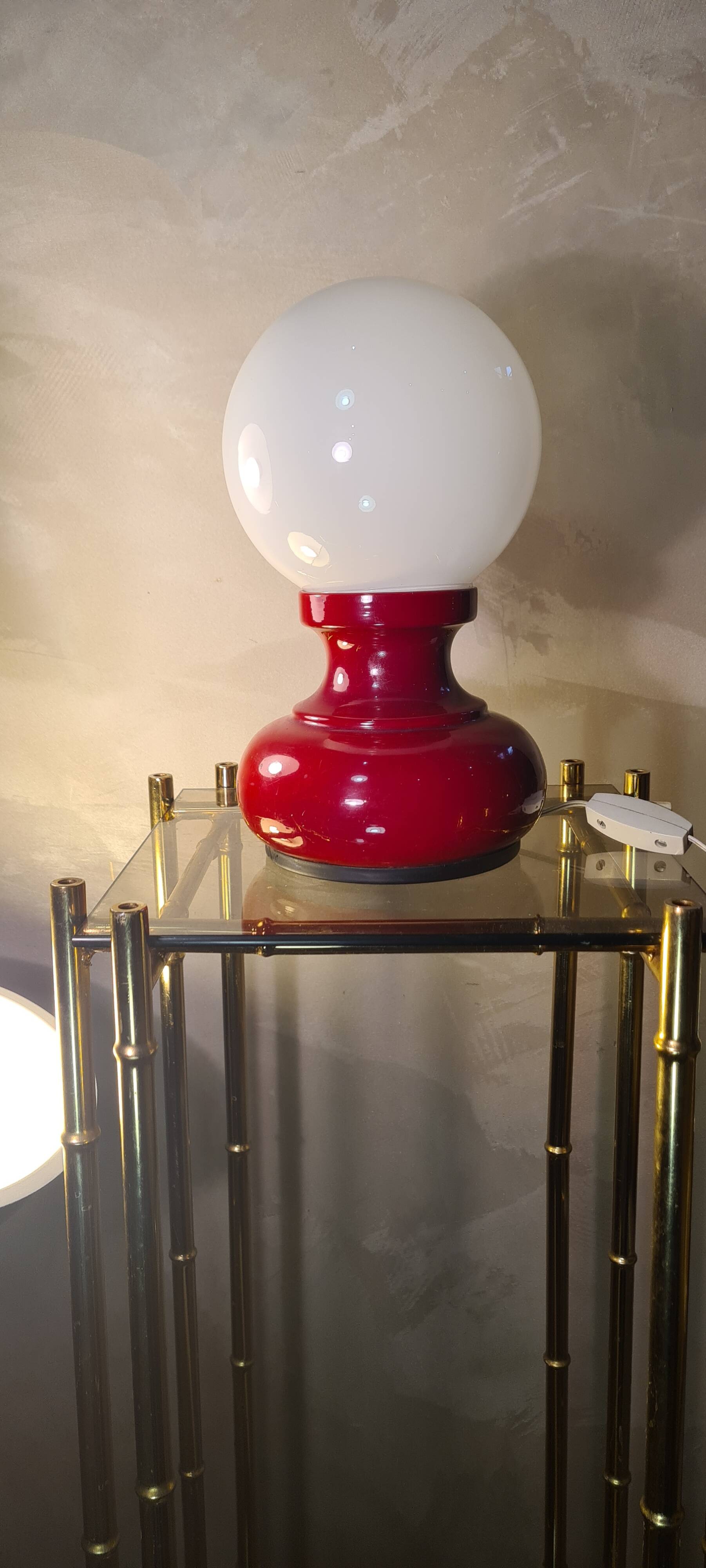 petite lampe de table vintage, vintage,,, 1960 a 70,,, rouge  tres belle'26x12