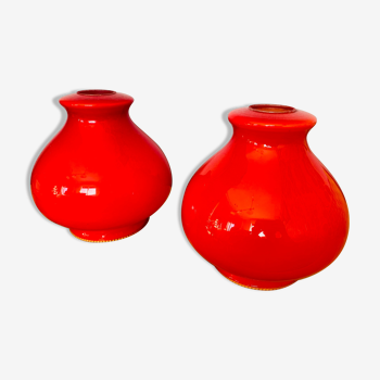 Lot de deux globes en opaline rouge